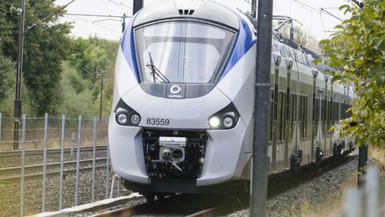 Automatische Kupplung von Dellner an einem Personenzug von Coradia Alstom
