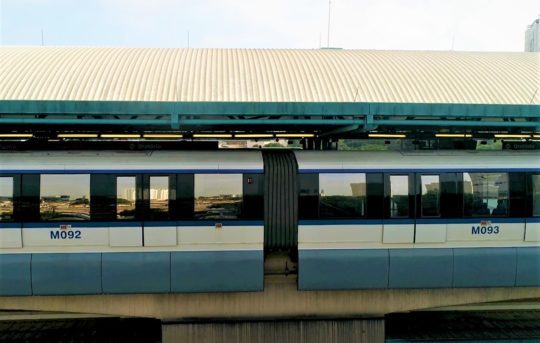 Dellner Übergangssystem an Personenzug in Brasilien