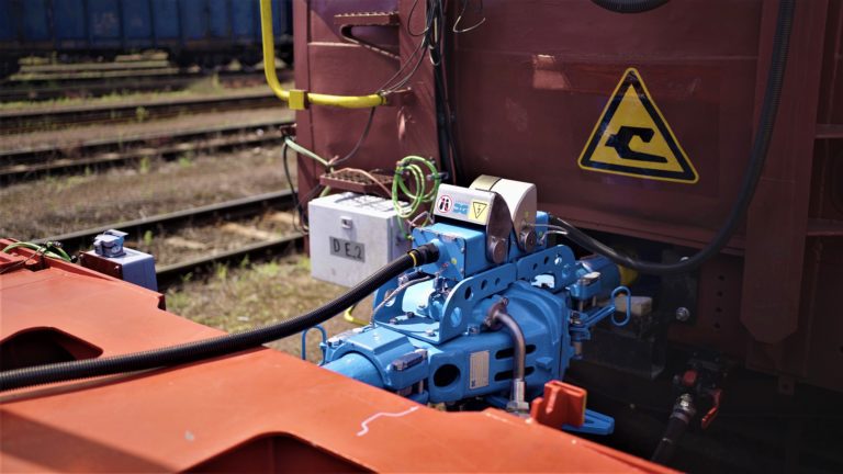Digital Automatische Kupplung (DAK) von Dellner an einem Güterzug