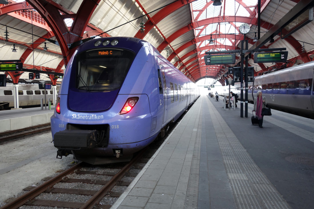 Dellner-Frontkupplungsabdeckung an Zug im Hauptbahnhof von Malmö